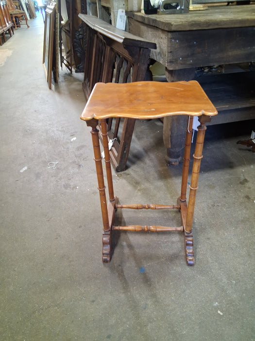 PETITE ENGLISH SIDE TABLE