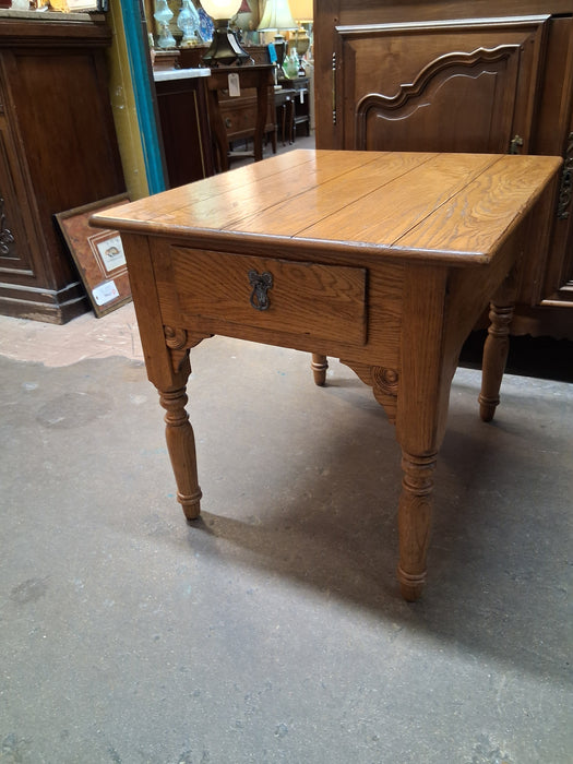OAK END TABLE WITH DRAWER