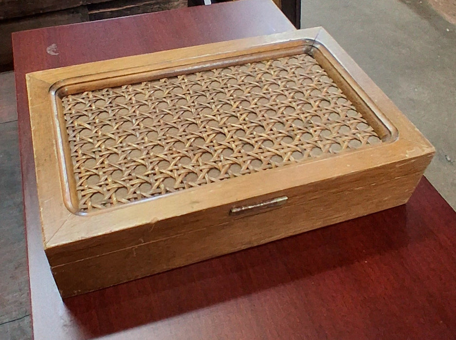 BOX WITH CANED TOP