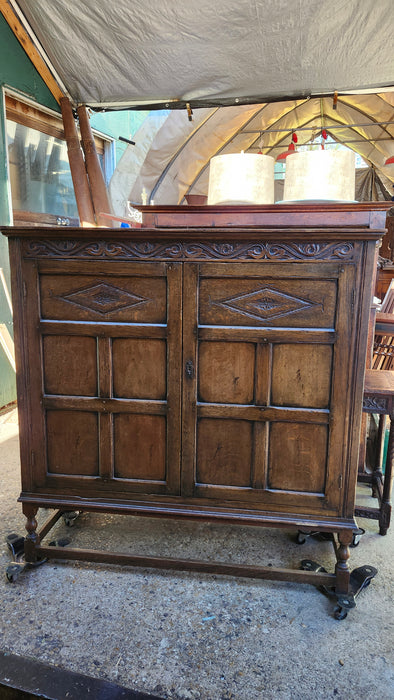 OAK ENGLISH 2 DOOR CABINET