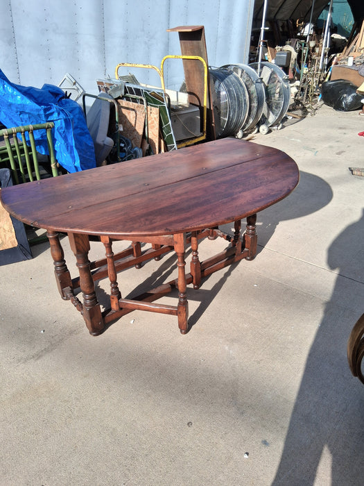 SMALL OAK TURN OF THE CENTURY WAKE TABLE