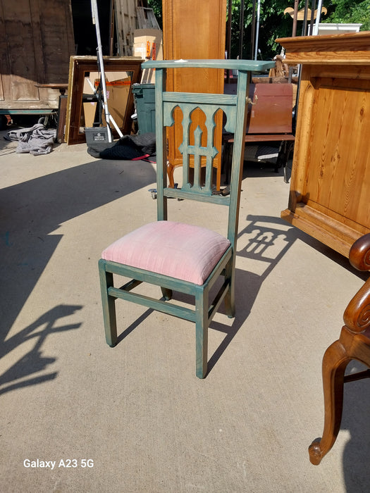 PAINTED KNEELER