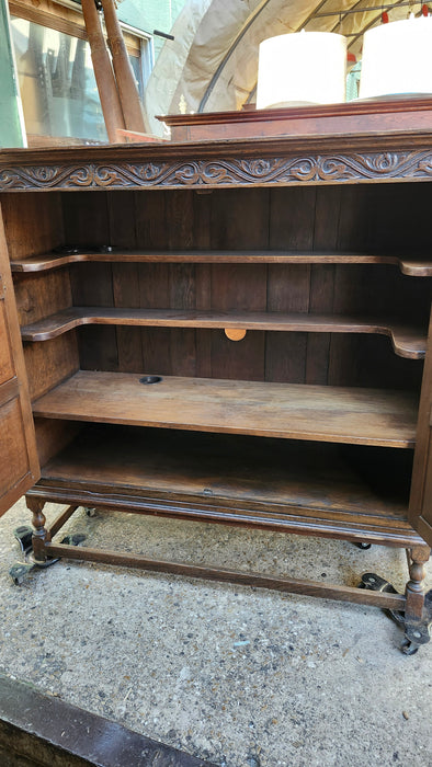 OAK ENGLISH 2 DOOR CABINET