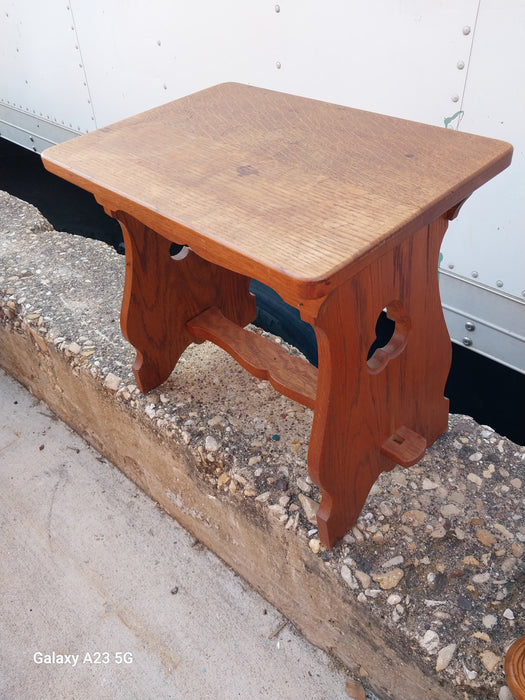 GOTHIC STOOL NO PINS