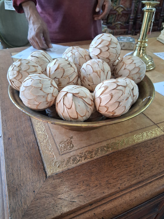 BRASS BOWL WITH DECOR BALLS