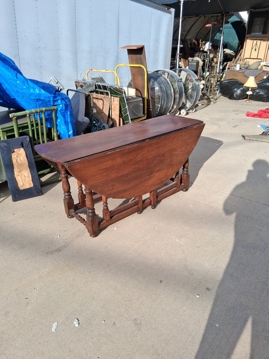 SMALL OAK TURN OF THE CENTURY WAKE TABLE