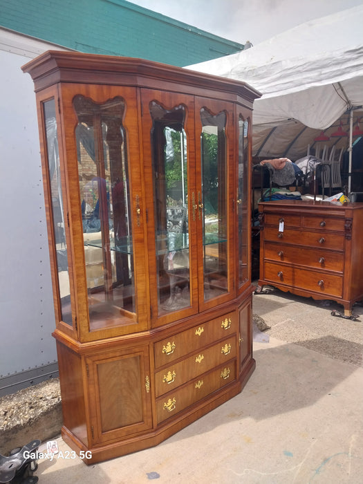 THOMASVILLE FEDERAL STYLE DISPLAY CABINET