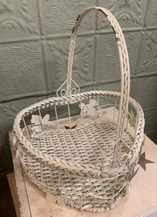 HEART SHAPED WICKER AND METAL WITH FOLIATE BASKET