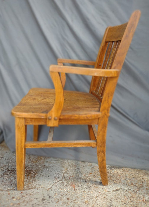 OAK MISSION STYLE OFFICE OR JURORS CHAIR