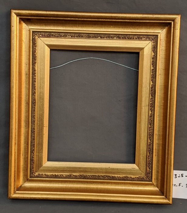 SMALL VERTICAL GOLD MOLDING FRAME