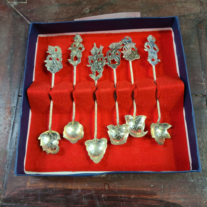 SET OF DECORATIVE SPOONS IN BOX