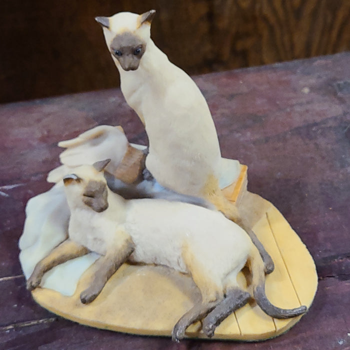 AS IS SIAMESE CATS STATUE