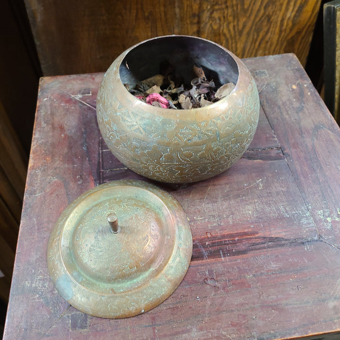 COPPER POT WITH LID AND INCISING