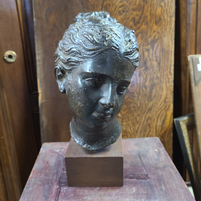 BRONZE EFFECT PLASTER HEAD OF YOUNG LADY ON WOODEN BASE