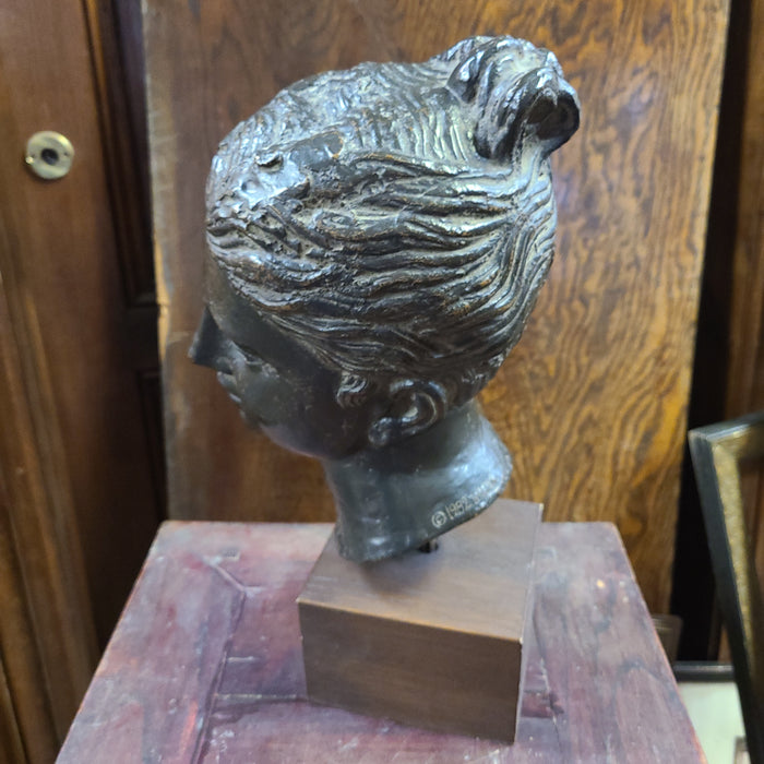 BRONZE EFFECT PLASTER HEAD OF YOUNG LADY ON WOODEN BASE