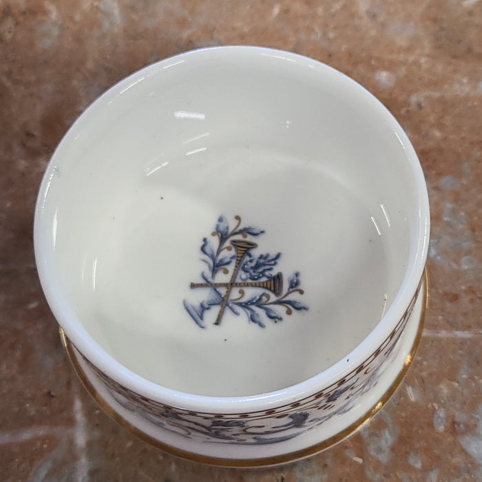 BLUE AND WHITE ROUND PORCELAIN BOX WITH LID