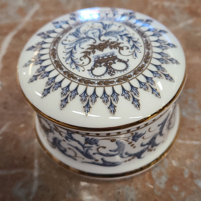 BLUE AND WHITE ROUND PORCELAIN BOX WITH LID