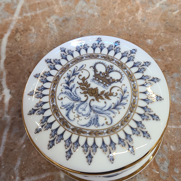 BLUE AND WHITE ROUND PORCELAIN BOX WITH LID