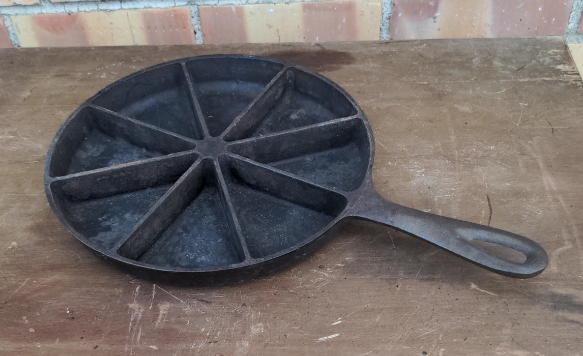 CAST IRON CORNBREAD SKILLET