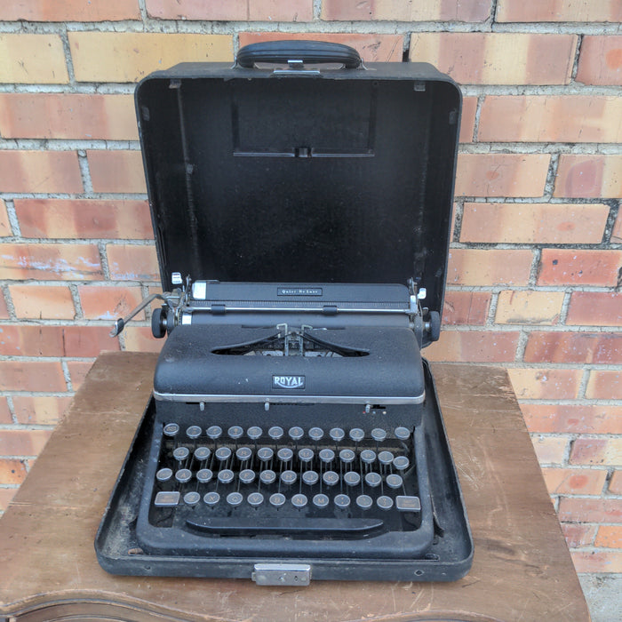 ROYAL QUIET DELUXE TYPEWRITER IN CASE