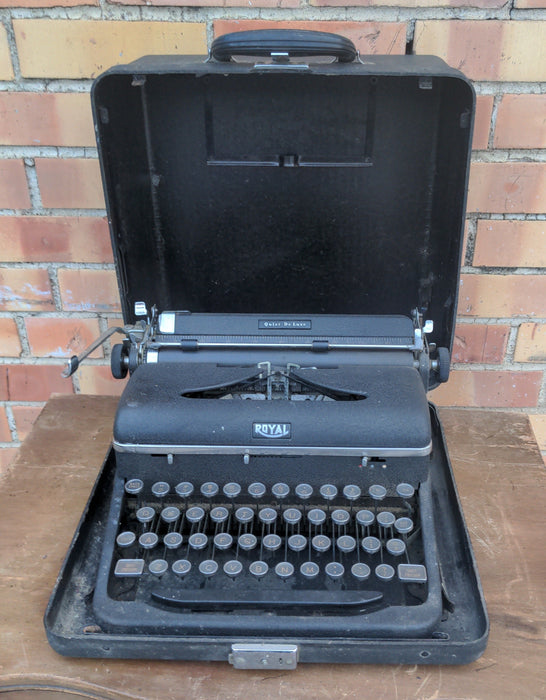 ROYAL QUIET DELUXE TYPEWRITER IN CASE