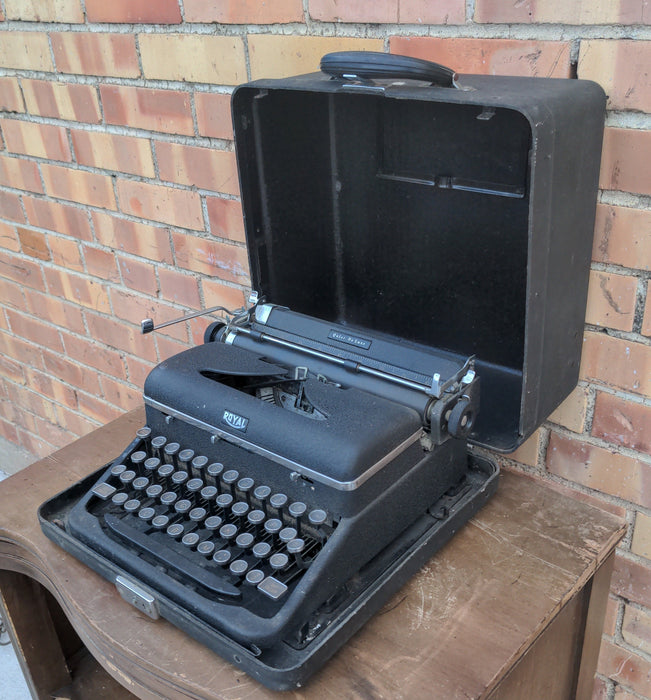 ROYAL QUIET DELUXE TYPEWRITER IN CASE