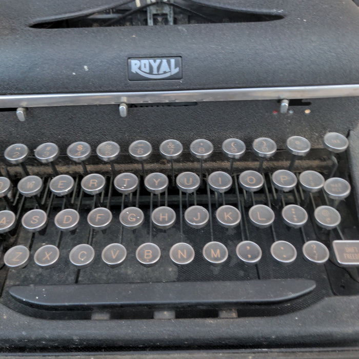 ROYAL QUIET DELUXE TYPEWRITER IN CASE