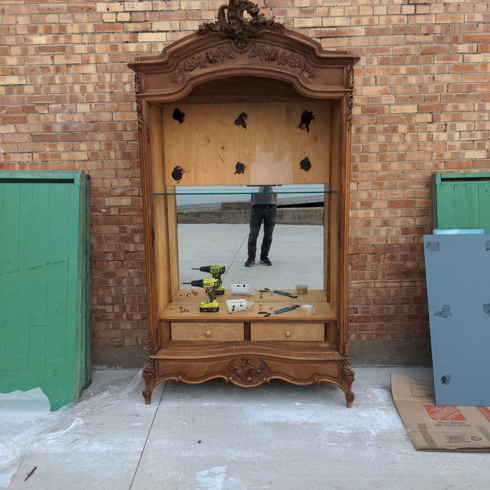 LOUIS XV LIGHTED DISPLAY CABINET WITH MIRROR BACK AND FOUR GLASS SHELVES