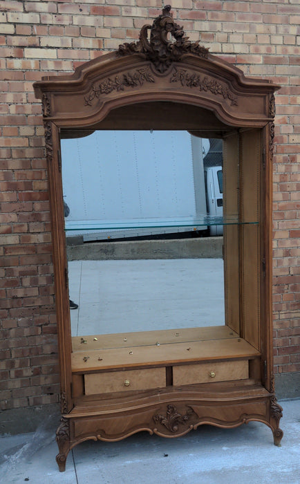 LOUIS XV LIGHTED DISPLAY CABINET WITH MIRROR BACK AND FOUR GLASS SHELVES