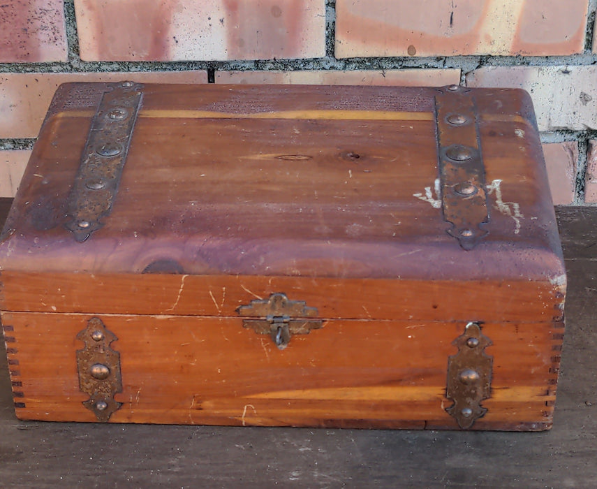 SMALL CEDAR BOX WITH LID
