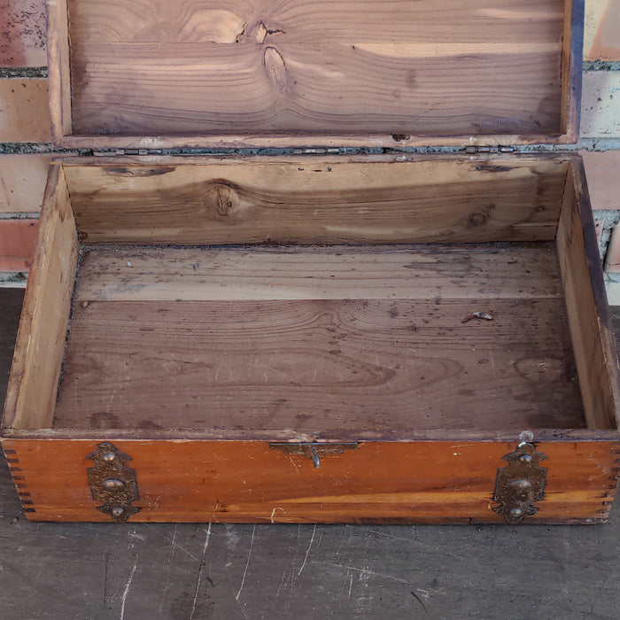 SMALL CEDAR BOX WITH LID