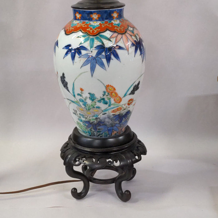 HAND PAINTED PORCELAIN ASIAN LAMP ON WOOD BASE