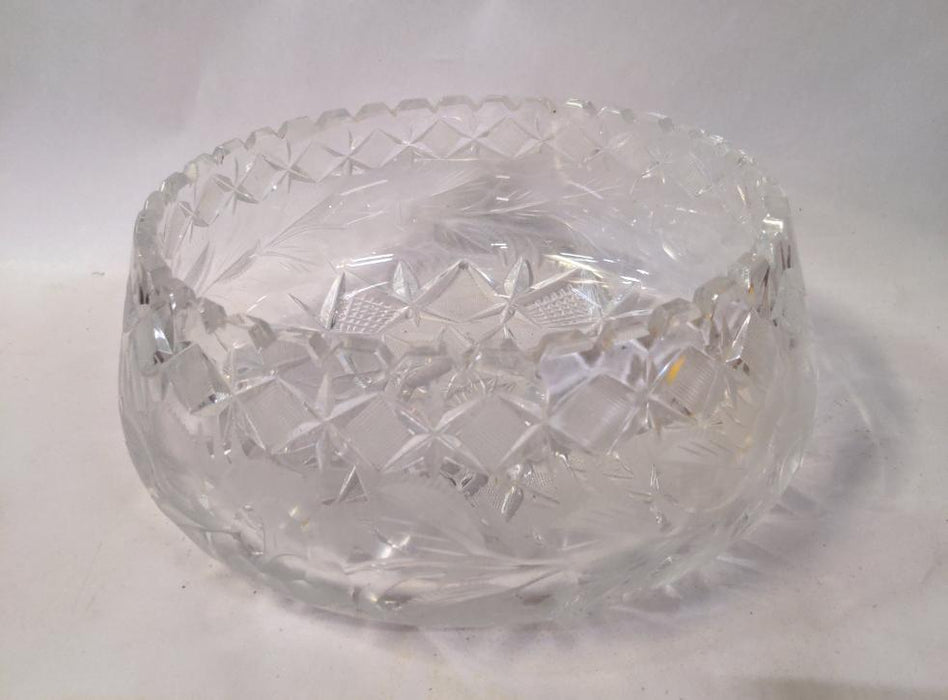 ANTIQUE CRYSTAL BOWL WITH CENTER PINWHEEL