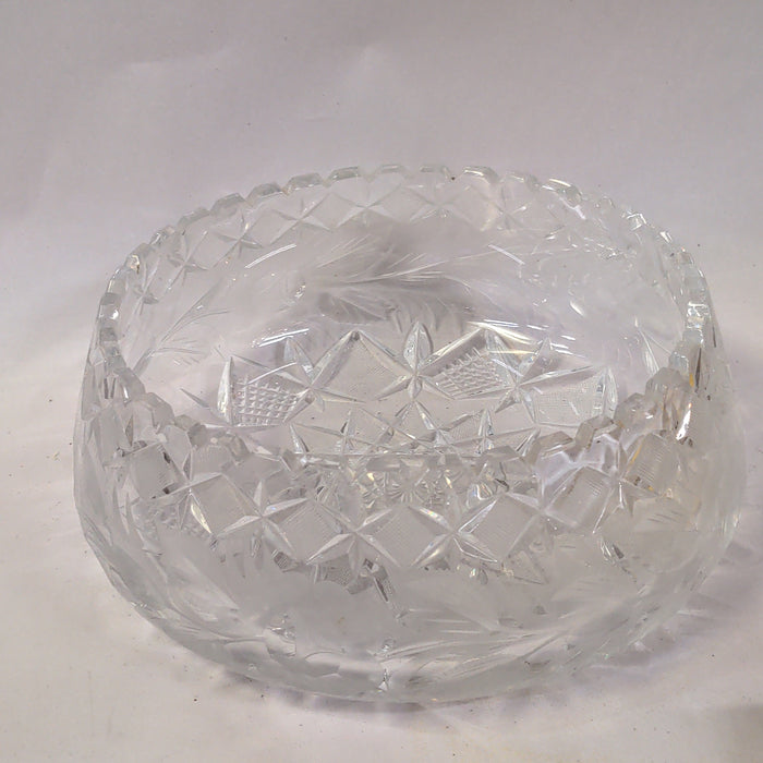 ANTIQUE CRYSTAL BOWL WITH CENTER PINWHEEL