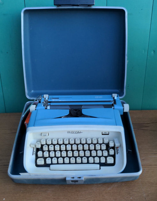 1964 BLUE AND WHITE TYPEWRITER IN CASE