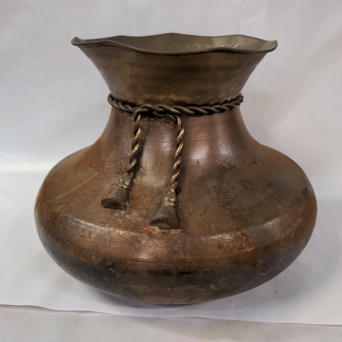 LOW-SHAPED COPPER BASE WITH TASSEL ENDS