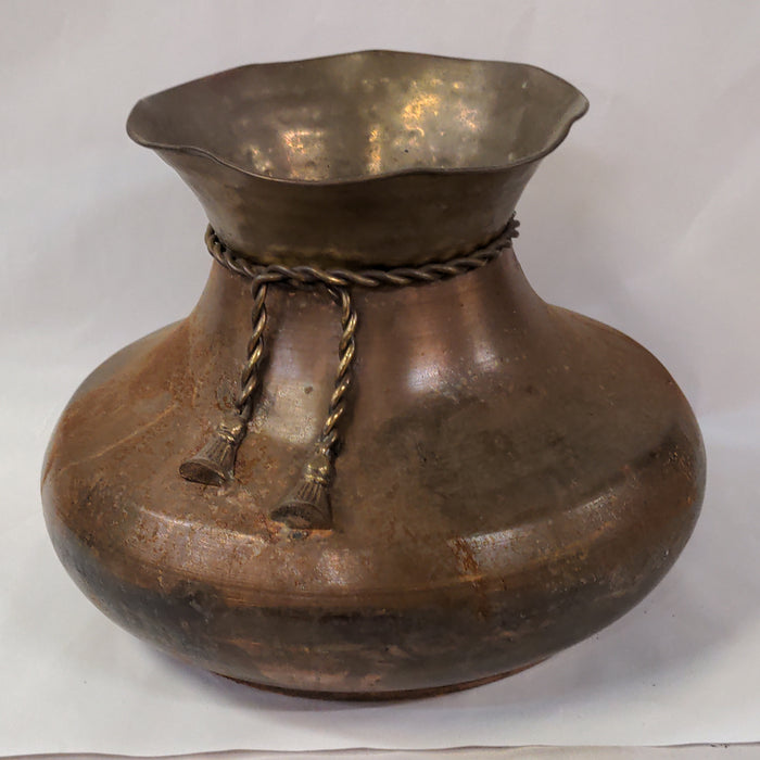 LOW-SHAPED COPPER BASE WITH TASSEL ENDS