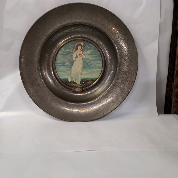 CHARGER WALL PLAQUE WITH GIRL "PINKIE"