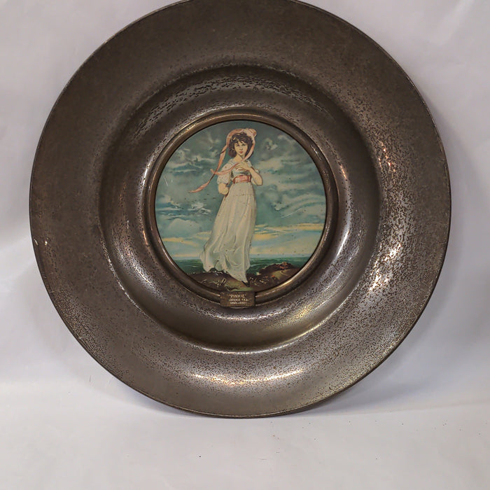 CHARGER WALL PLAQUE WITH GIRL "PINKIE"