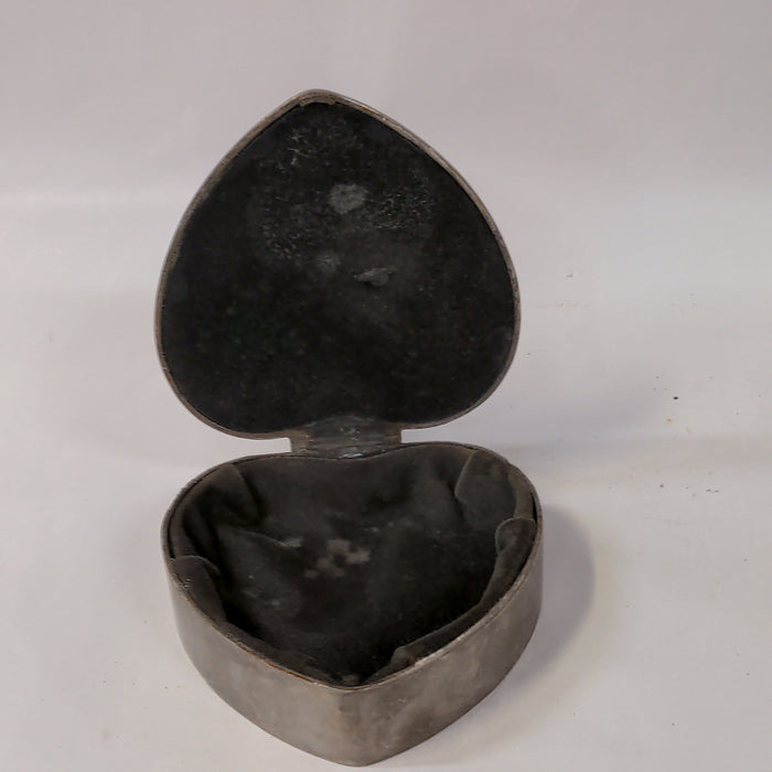 HEART-SHAPED LIDDED BOX