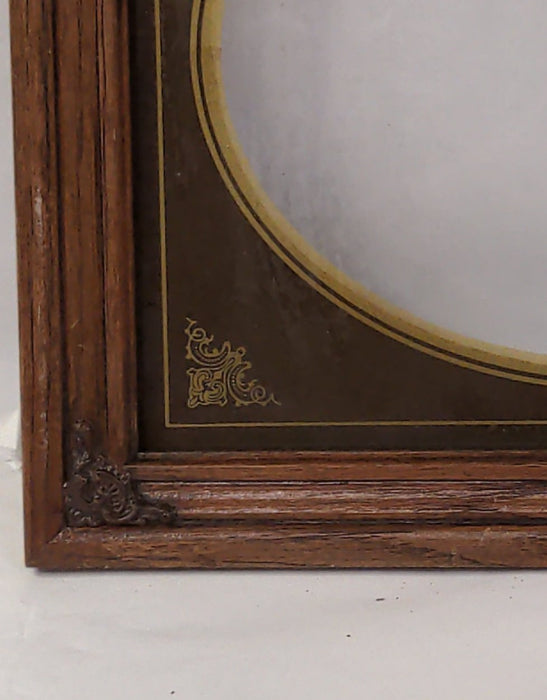 WOOD FRAME WITH OVAL GLASS DINNER FRAME