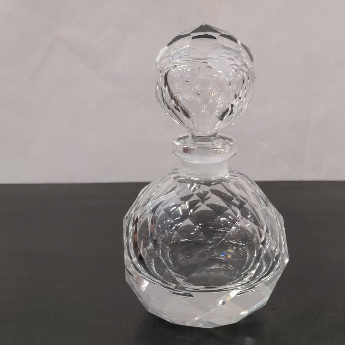 ANTIQUE ROUND CRYSTAL PERFUME BOTTLE