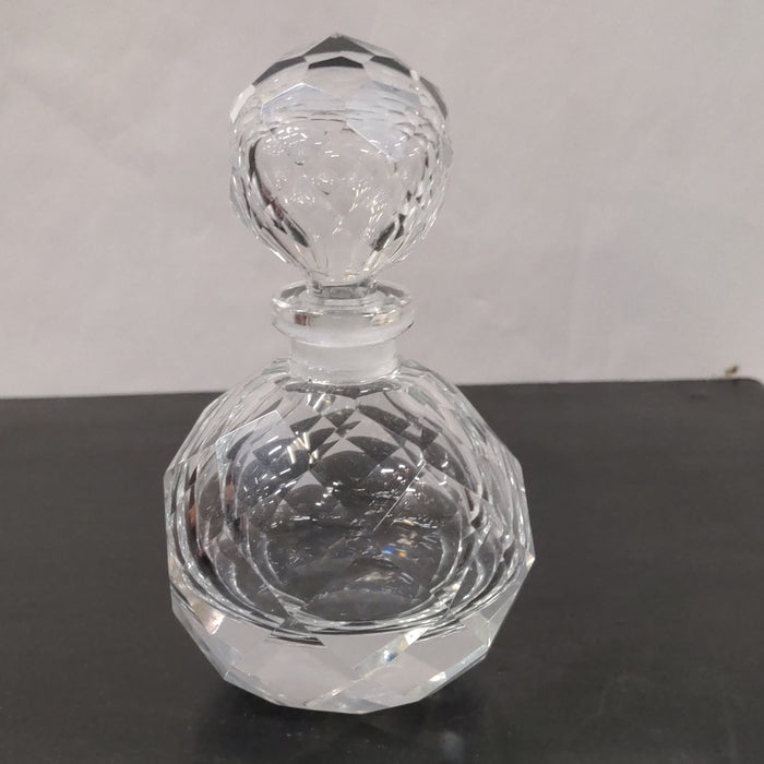 ANTIQUE ROUND CRYSTAL PERFUME BOTTLE