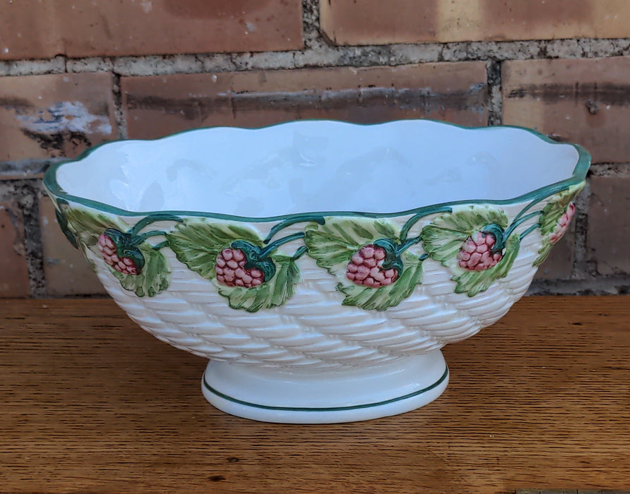 CERAMIC BASKET WEAVE DISH WITH BERRIES