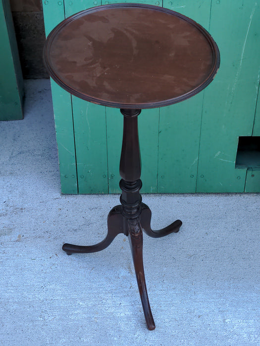 SMALL MAHOGANY TRIPOD STAND