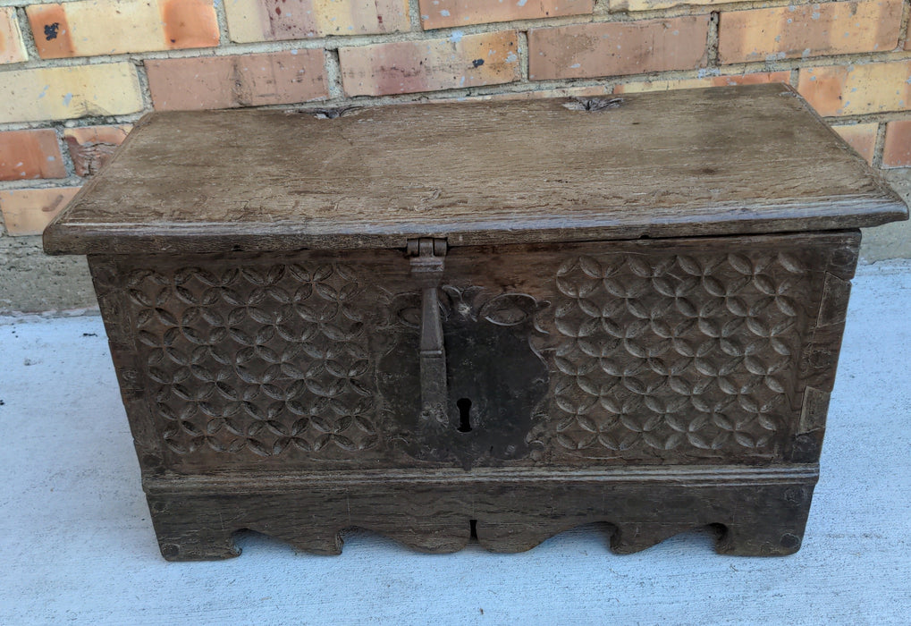 EARLY 18TH CENTURY SMALL CARVED OAK BOX