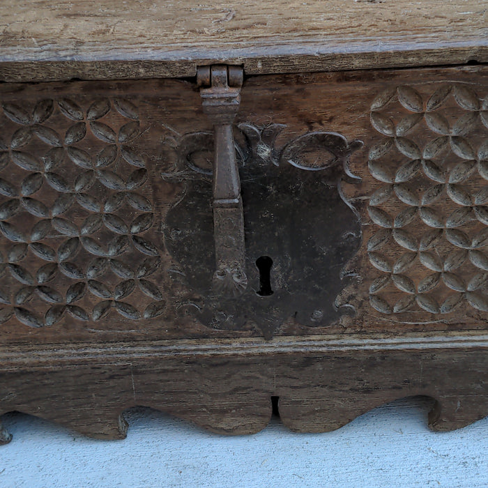 EARLY 18TH CENTURY SMALL CARVED OAK BOX