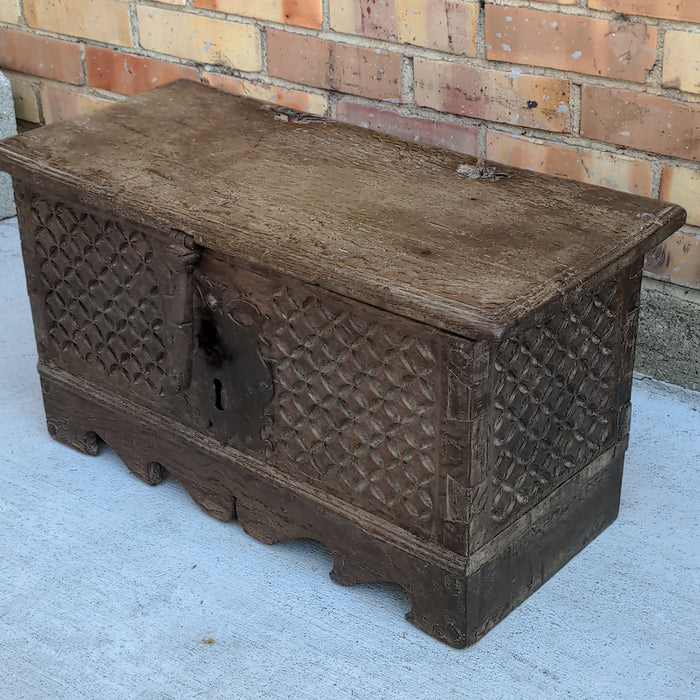 EARLY 18TH CENTURY SMALL CARVED OAK BOX