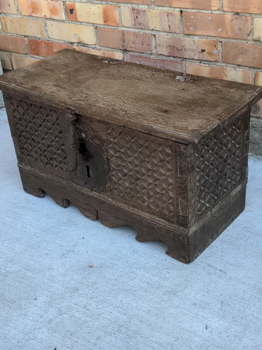 EARLY 18TH CENTURY SMALL CARVED OAK BOX