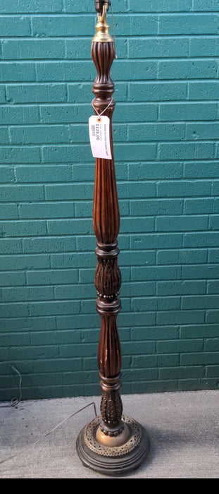 WOOD FLUTED FLOOR LAMP